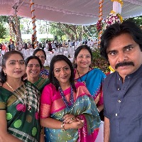 Pawan Kalyan selfie with Vijayalakshmi Gadwal and others at Rashtrapathi Nialyam in Bollaram