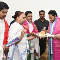 Vedic Pandits bless Andhra CM on New Year