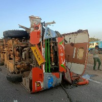 10 killed over 30 injured in bus truck collision on Nashik and Shirdi highway in Maharashtra