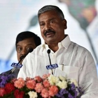 Narrow escape for Andhra minister, MP