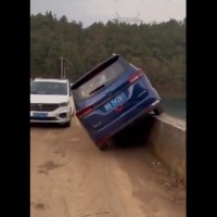 Hair raising video shows how two SUVs cross each other on a narrow bridge