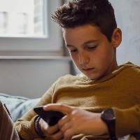Long hours on smartphones leaving kids with tech neck 