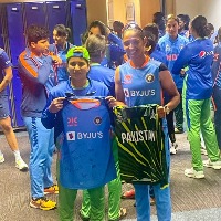  India Pakistan Players All Smiles After T20 World Cup Clash