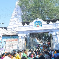 Devotees protest against Vemulavada officials for halting darshans as vips visit the temple