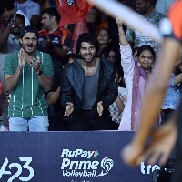 Vijay Deverakonda's presence adds glamour to volleyball match in Hyderabad