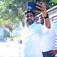 Lokesh throws selfie challenge to CM Jagan