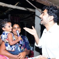 Lokesh gifts children chocolates and books in Padayatra 
