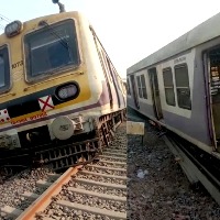 Three bogies of Mumbai local train derail