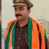 UP cop wears BJP symbol scarf