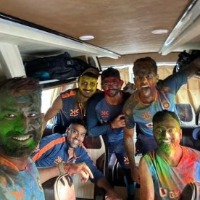 Indian team enjoys Holi in team bus ahead of 4th Test in Ahmedabad
