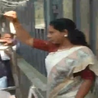 Kavitha reaches ED office along with her husband