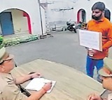 UP thief surrenderd in police station