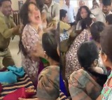  two customers fighting over for a saree in Mysore silk saree centre Bengaluru