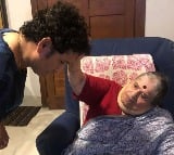 Sachin shares photo with his mother