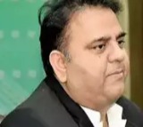 Imran Khans aide Fawad Chaudhry evades rearrest by dashing into court building