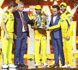 ms dhoni lets retiring ambati rayudu to lift the ipl trophy
