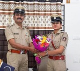 woman SI takes charge from dad in karnataka