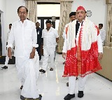 Akhilesh Yadav meets KCR in Hyderabad