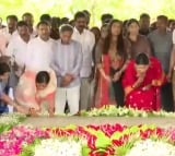 Sharmila and Vijayamma pays condolences at YSR Ghat
