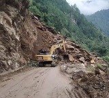 Major landslide on Kedarnath yatra route many feared buried