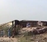 Pak train crash kills 30, injures over 100