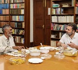 Rahul Gandhi dines with vegetables vendor 