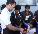 Rahul Gandhi take autograph from a little girl in Ooty