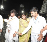 Bollywood star Shahrukh khan visits Tirumala temple for darshan