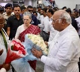 Sonia Gandhi and Rahul reaches Hyderabad