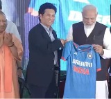 Sachin presents Team India jersey to PM Modi