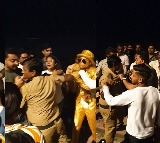 Gold Man Assaulted by Cop At Bandra Bandstand