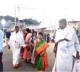 KCR’s wife offers prayers at Tirumala temple