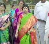 KCR wife offers prayers to Tirumala Venkateswara swamy