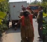 Woman e rickshaw driver hits traffic cop with slippers