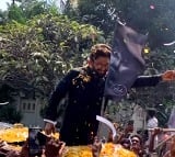 Allu Arjun's National Award triumph: Fans accord grand welcome with flowers and dhol