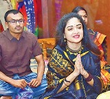 Actor poonam kaur visits Durgamma temple in Vijayawada