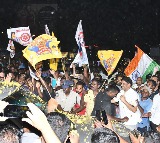 Unprecedented welcome for chandrababu in vijayawada and inBenz in Circle