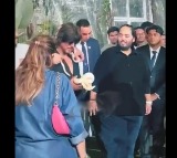 SRK seen snakes in his neck at Mukesh Ambani party