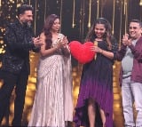 Shekhar Ravjiani, Shreya Ghoshal give gift to 'Indian Idol 14' contestant