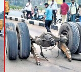 Tamil nadu bus rear tyres falls off 