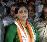 Sharmila pays tributes at YSR Ghat in Idupulapaya