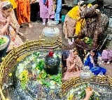 Sara Ali Khan visits Grishneshwar Jyotirlinga temple, performs rudrabhishek