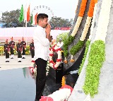 Telangana CM pays tributes at Martyrs’ Memorial