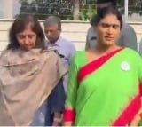 Sharmila meets Vivekananda Reddy’s daughter Sunitha