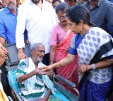 Nara Bhuvaneswari talks to two elder people in Nijam Gelavali visit