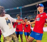 SRK strikes iconic pose with Australian cricketer Meg Lanning at WPL opener