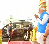 Photos: Governor of Telangana  Tamilisai Soundararajan gave a warm see off to PM Modi at Raj Bhavan, Hyderabad, today