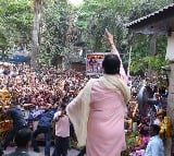 Amitabh shares pic of ‘Jalsa ka dwar’ as fans gather outside bungalow