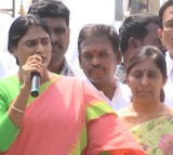 YS sunitha urges people of Kadapa to defeat YS Avinash Reddy