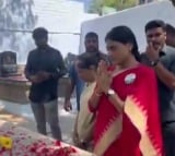 On campaign trail YS Sharmila Reddy, Sunitha pay tributes to Vivekananda Reddy